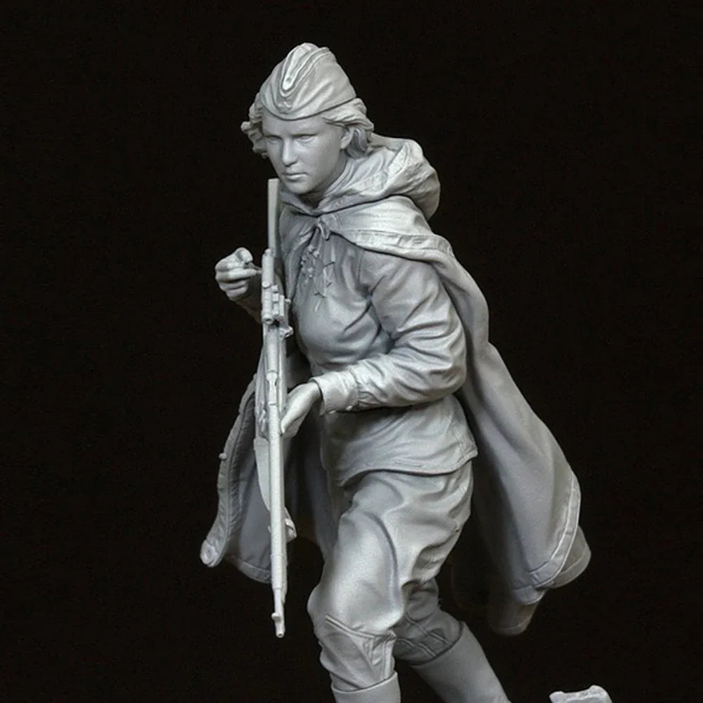 1/35 WWII Soviet Rifleman Advancing in Greatcoat, Resin Model Figure Kit, Unassembled and Unpainted