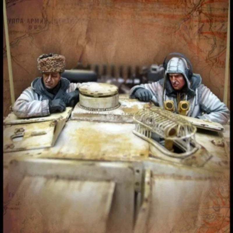 1/35 WWII European Tank Crew Winter, 2 Figures, Resin Model Figure Kit, Unassembled and Unpainted