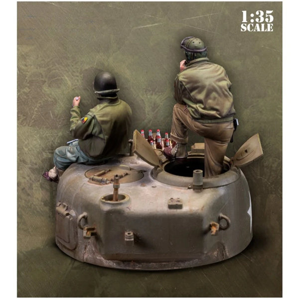 1/35 WWII American Soldiers with Tank, 3 Figures, Resin Model Figure Kit, Unassembled and Unpainted