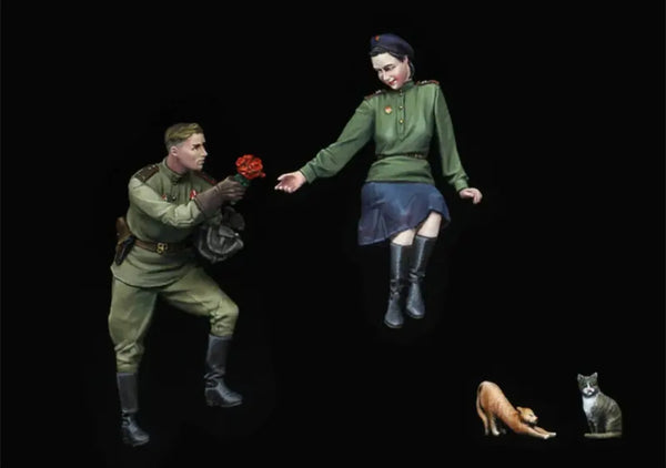 1/35 WWII Soviet Soldier Couple, 2 Figures, Resin Model Figure Kit, Unassembled and Unpainted