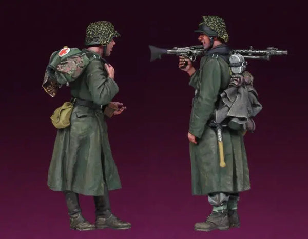 1/35 WWII German Winter MG42 and Flamethrower Squad, 12 Figures, Resin Model Figure Kit, Unassembled and Unpainted