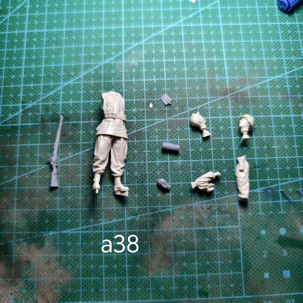 1/35 WWI Infantry with Greatcoats and Puttees, 3 Figures, Resin Model Figure Kit, Unassembled and Unpainted