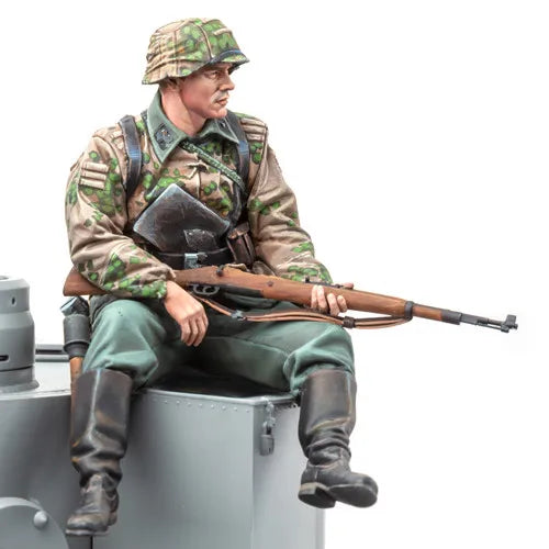 1/16 Modern German Infantryman Seated with Rifle, Resin Model Figure Kit, Unassembled and Unpainted
