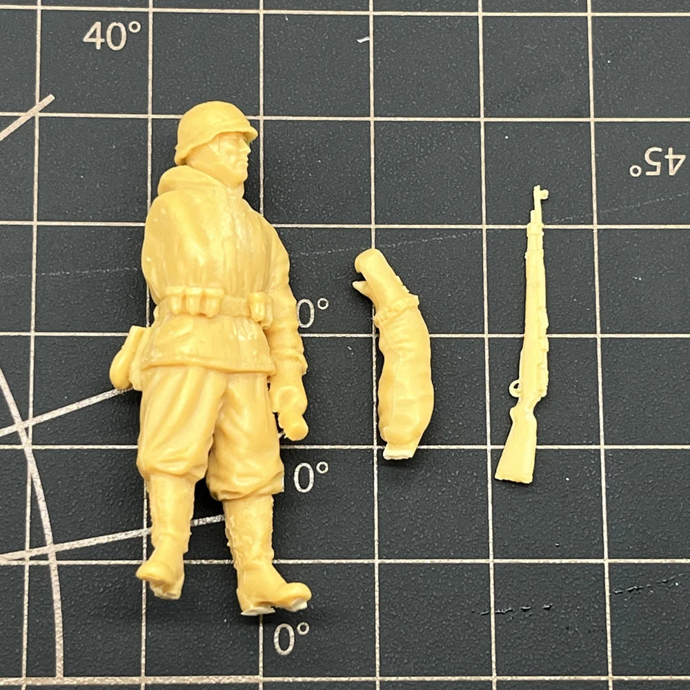 1/35 WWI German Soldier in Winter Coat, Resin Model Figure Kit, Unassembled and Unpainted