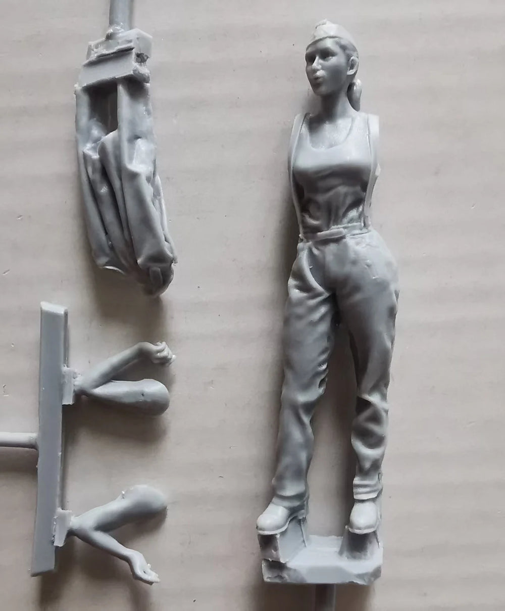 1/35 Modern Female Tank Soldier, Resin Model Figure Kit, Unassembled and Unpainted