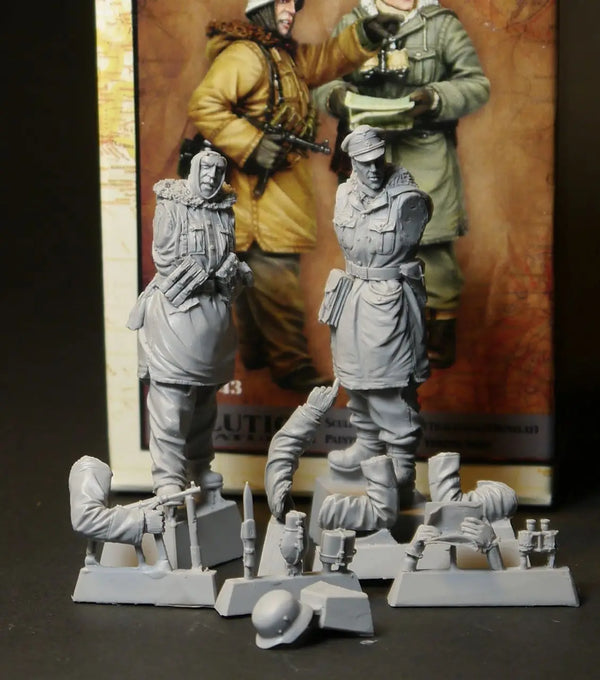 1/35 WWII Officers in Winter, 2 Figures, Resin Model Figure Kit, Unassembled and Unpainted