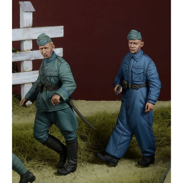 1/35 WWII Dutch Armored Vehicle Crew, 2 Figures, Resin Model Figure Kit, Military Theme, Unassembled and Unpainted