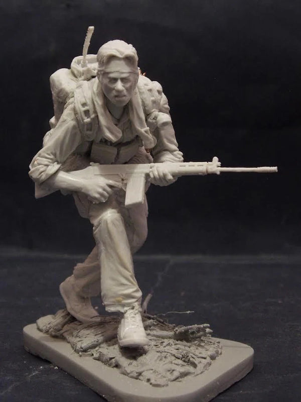 1/16 WWII German Soldier Charging with Bayoneted Rifle, Resin Model Figure Kit, Unassembled and Unpainted