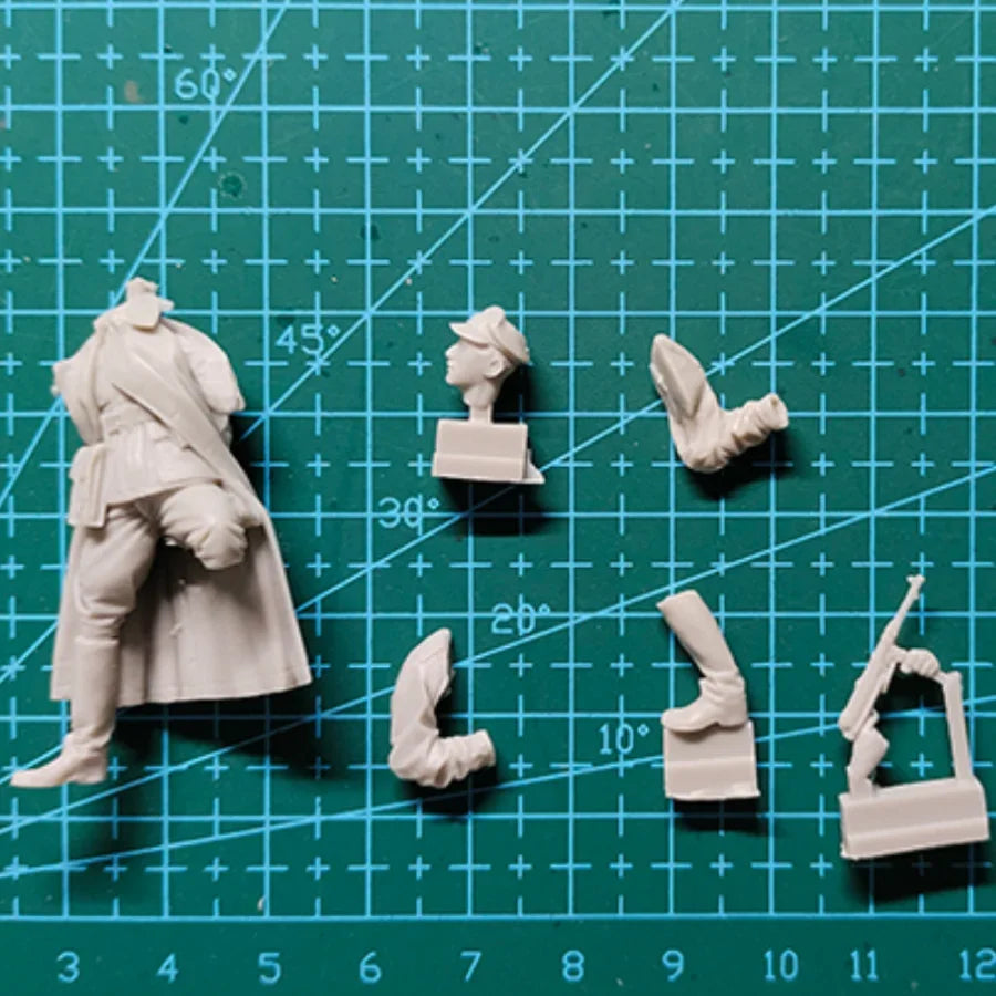 1/35 WWI German Infantryman Crouching Ready Fire, Resin Model Figure Kit, Unassembled and Unpainted