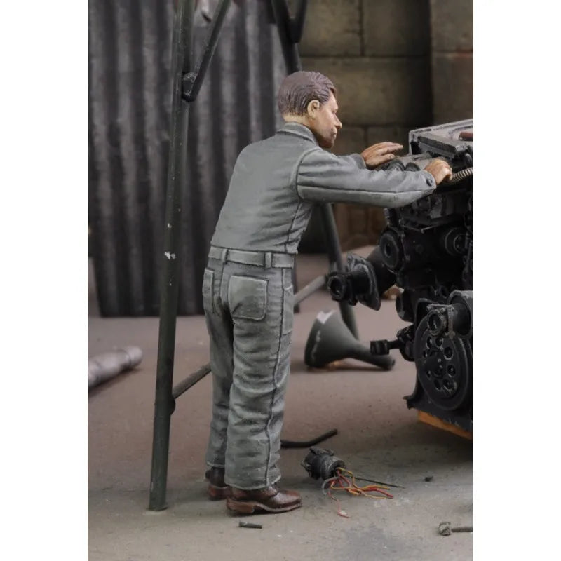 1/35 Modern Aircraft Maintenance Technician, Resin Model Figure Kit, Unassembled and Unpainted