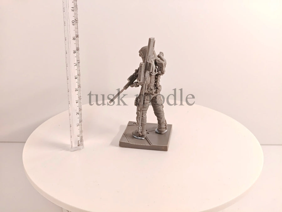 Sci-Fi Female Operator with Advanced Rifle 1/24 Resin Figure Kit - resin model view 3