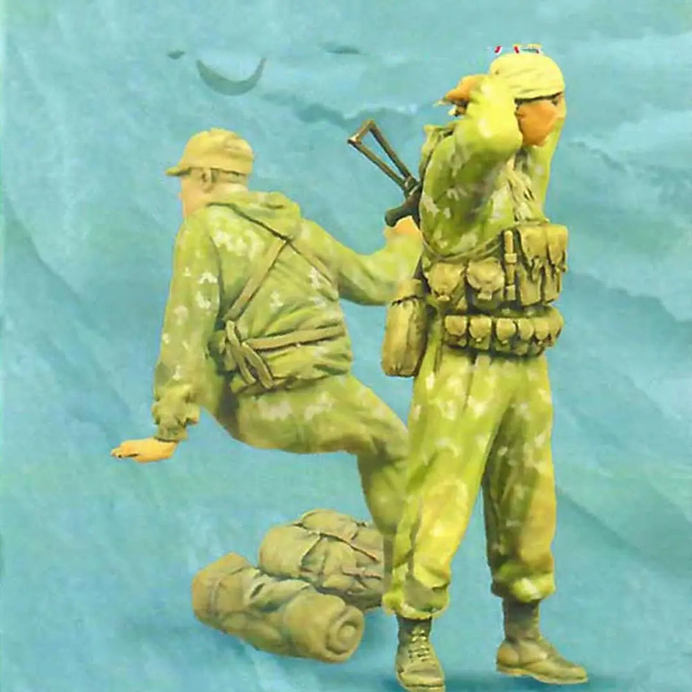 1/35 WWII Soldiers in Combat Support, 2 Figures, Resin Model Figure Kit, Unassembled and Unpainted