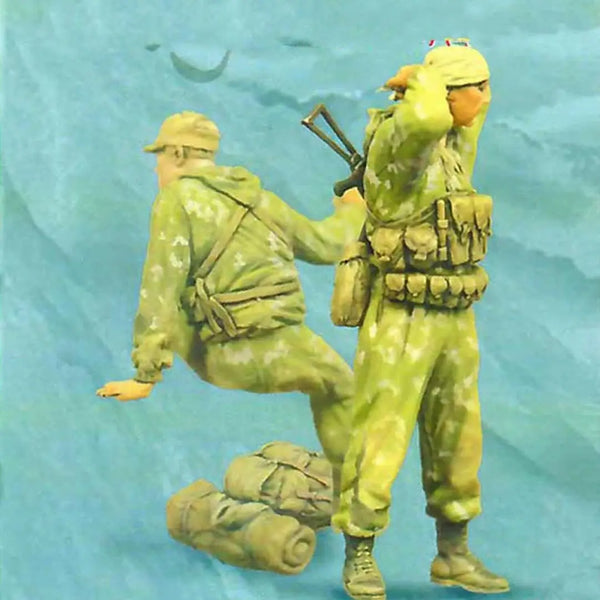 1/35 WWII Soldiers in Combat Support, 2 Figures, Resin Model Figure Kit, Unassembled and Unpainted