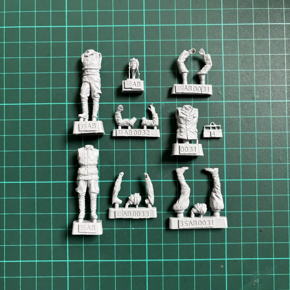 1/35 WWII Soviet Tankmen in Combat Poses, 3 Figures, Resin Model Figure Kit, Unassembled and Unpainted