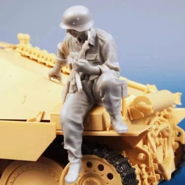 1/35 WWII German Panzer Crewman Standing on Tank, Resin Model Figure Kit, Unassembled and Unpainted