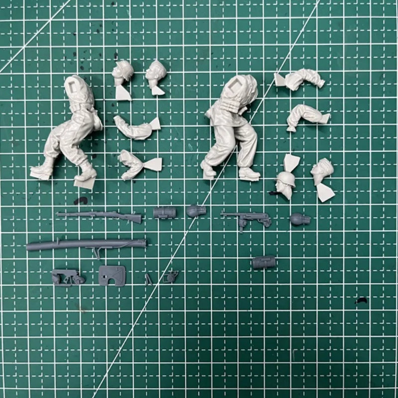 1/35 WWII German Anti-Tank Gun Crew in Action, 2 Figures, Resin Model Figure Kit, Unassembled and Unpainted