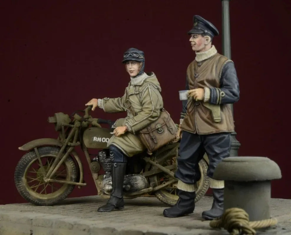 1/35 WWII German Wehrmacht Motorcycle, 2 Figures, Resin Model Diorama Kit, Unassembled and Unpainted
