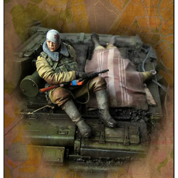 1/35 WWII German Soldier on Tank Base, Resin Model Figure Kit, Unassembled and Unpainted