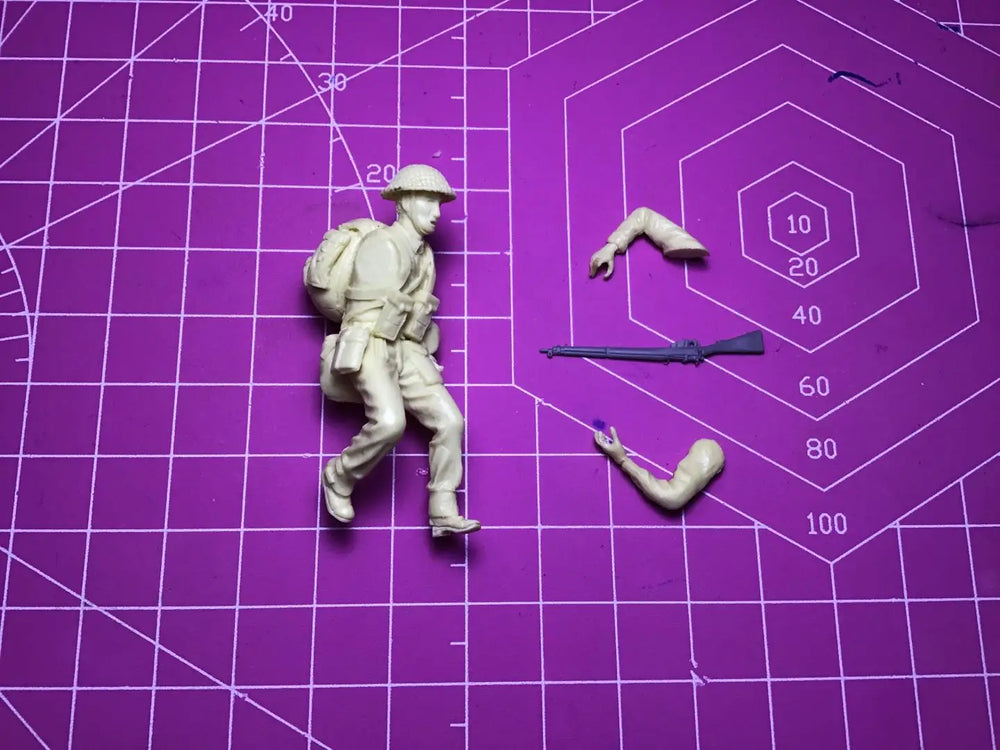1/35 WWI French Infantryman Advancing with Rifle, Resin Model Figure Kit, Unassembled and Unpainted