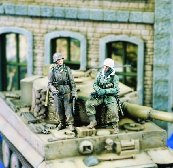 1/35 WWII German Infantry Inspecting Artillery Shells, 2 Figures, Resin Model Figure Kit, Unassembled and Unpainted