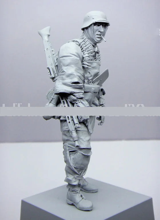 1/16 WWI British Lewis Gunner Advancing with Pith Helmet, Resin Model Figure Kit, Unassembled and Unpainted