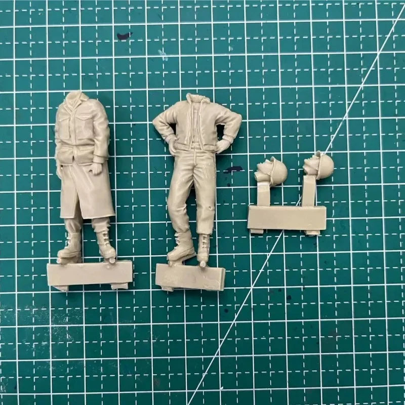 1/35 WWII US Officers with Hands on Hips, 2 Figures, Resin Model Figure Kit, Unassembled and Unpainted
