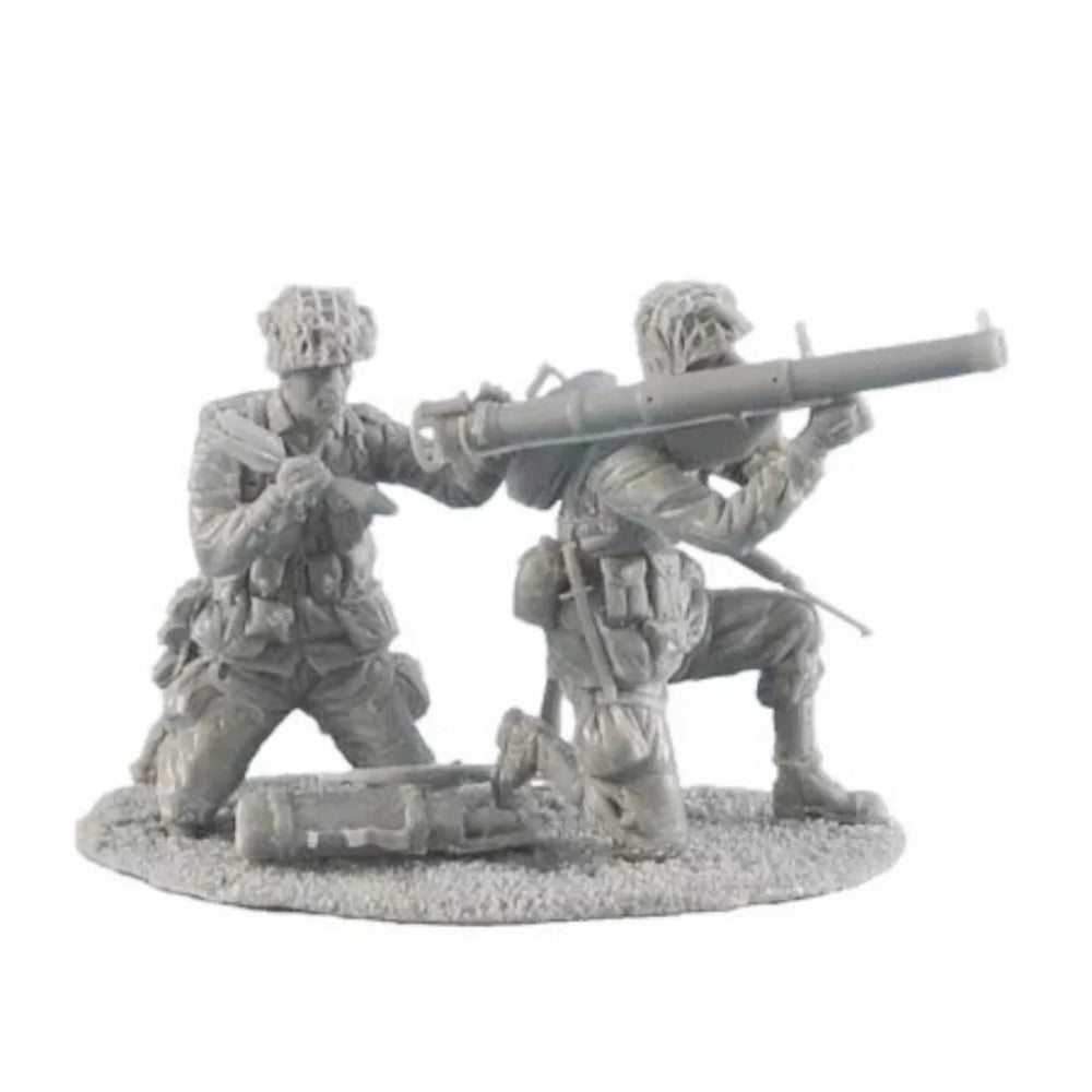 1/35 WWII US Airborne Bazooka Team Firing, 2 Figures, Resin Model Figure Kit, Unassembled and Unpainted