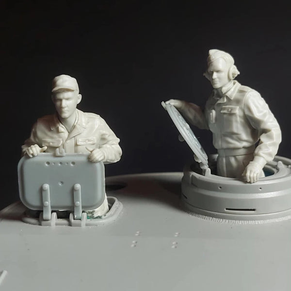 1/35 WWII German Tank Crew Soldiers, 2 Figures, Resin Model Figure Kit, Unassembled and Unpainted