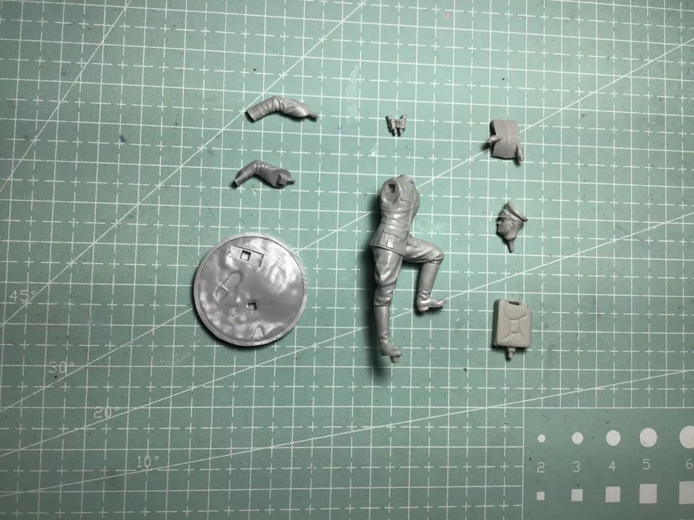 1/35 WWI Colonial Officer Reclining, Resin Model Figure Kit, Unassembled and Unpainted