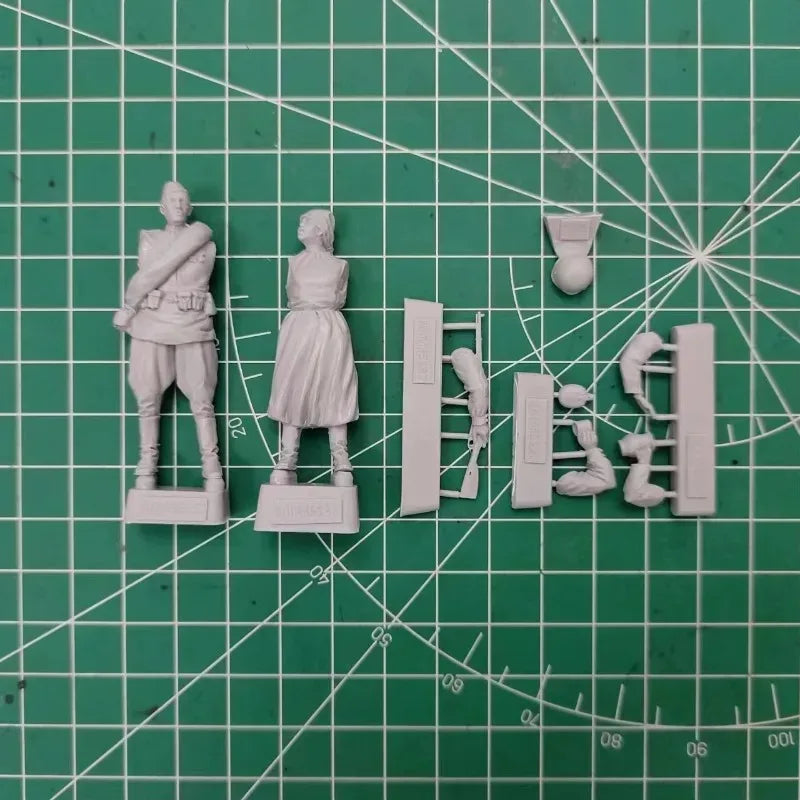 1/35 WWI Russian Soldier & Civilian, 2 Figures, Resin Model Figure Kit, Unassembled and Unpainted