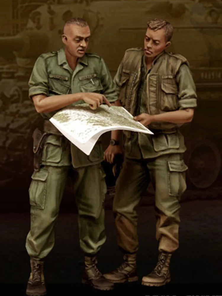 1/35 WWII Allied Soldiers with Map, 2 Figures, Resin Model Figure Kit, Unassembled and Unpainted