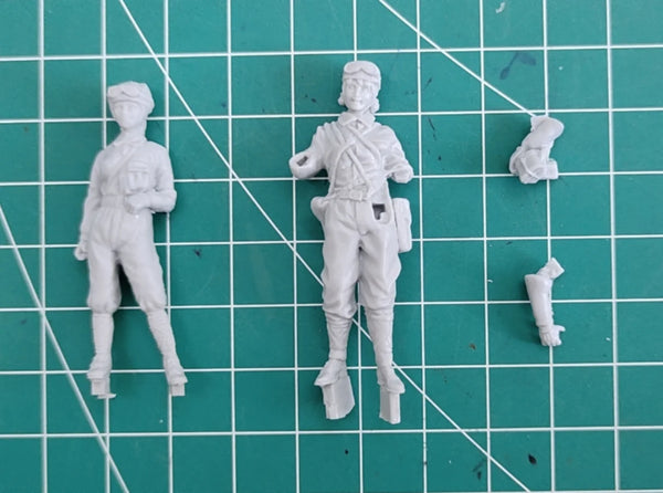 1/35 WWII Female Chariot Soldiers, 4 Figures, Resin Model Figure Kit, Unassembled and Unpainted
