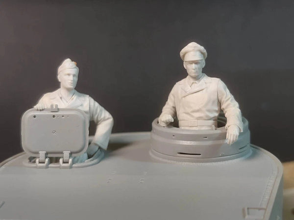 1/35 WWII German Panzer Crew in Cupola with Radio Operator, 2 Figures, Resin Model Figure Kit, Unassembled and Unpainted