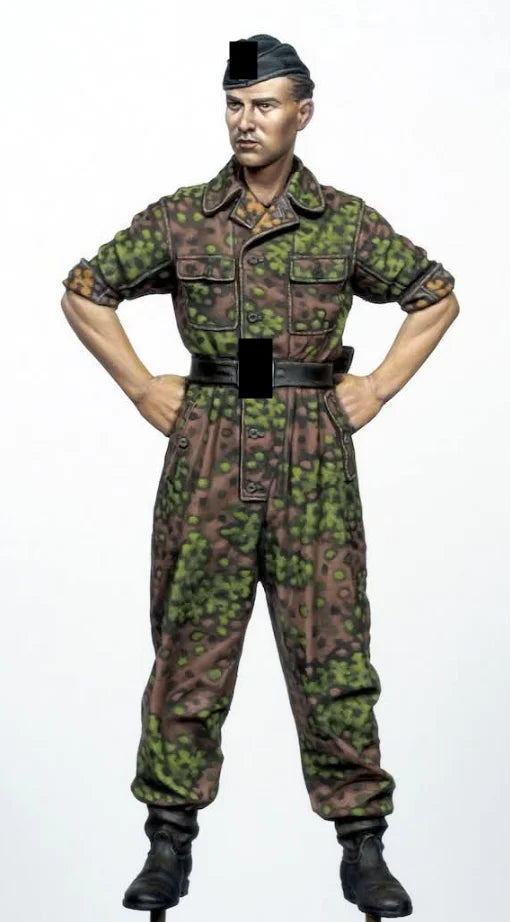 1/35 Modern Soldier in Digital Camo Hands on Hips, Resin Model Figure Kit, Unassembled and Unpainted
