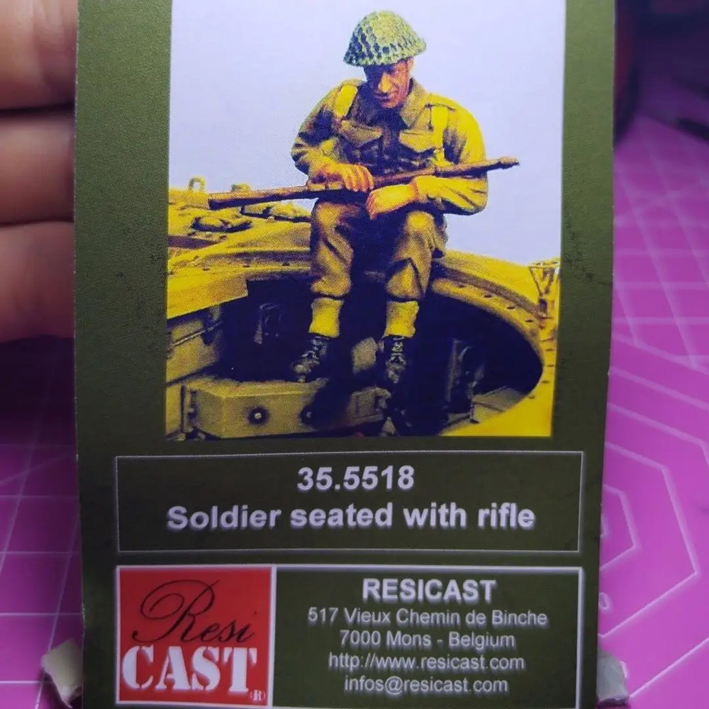 1/35 WWII Seated Soldier with Rifle, Resin Model Figure Kit, Unassembled and Unpainted
