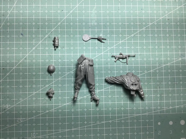 1/35 WWII German Infantryman Charging, Resin Model Figure Kit, Unassembled and Unpainted