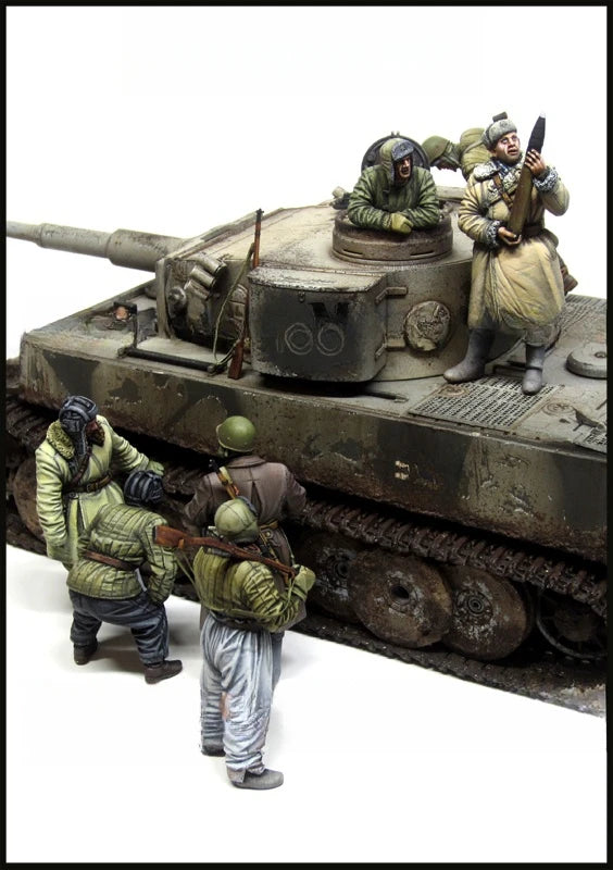 1/35 WWII Soviet Tank Combat, 4 Figures, Resin Model Diorama Kit, Unassembled and Unpainted