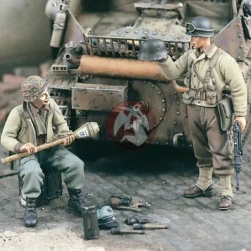 1/35 WWII US Armor Crew Tank Maintenance, 2 Figures, Resin Model Figure Kit, Unassembled and Unpainted