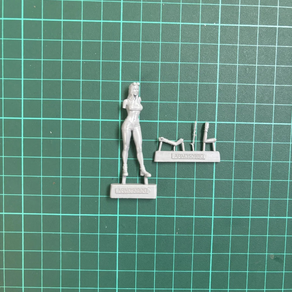 1/35 Modern Gas Welder Girl, Resin Model Figure Kit, Unassembled and Unpainted