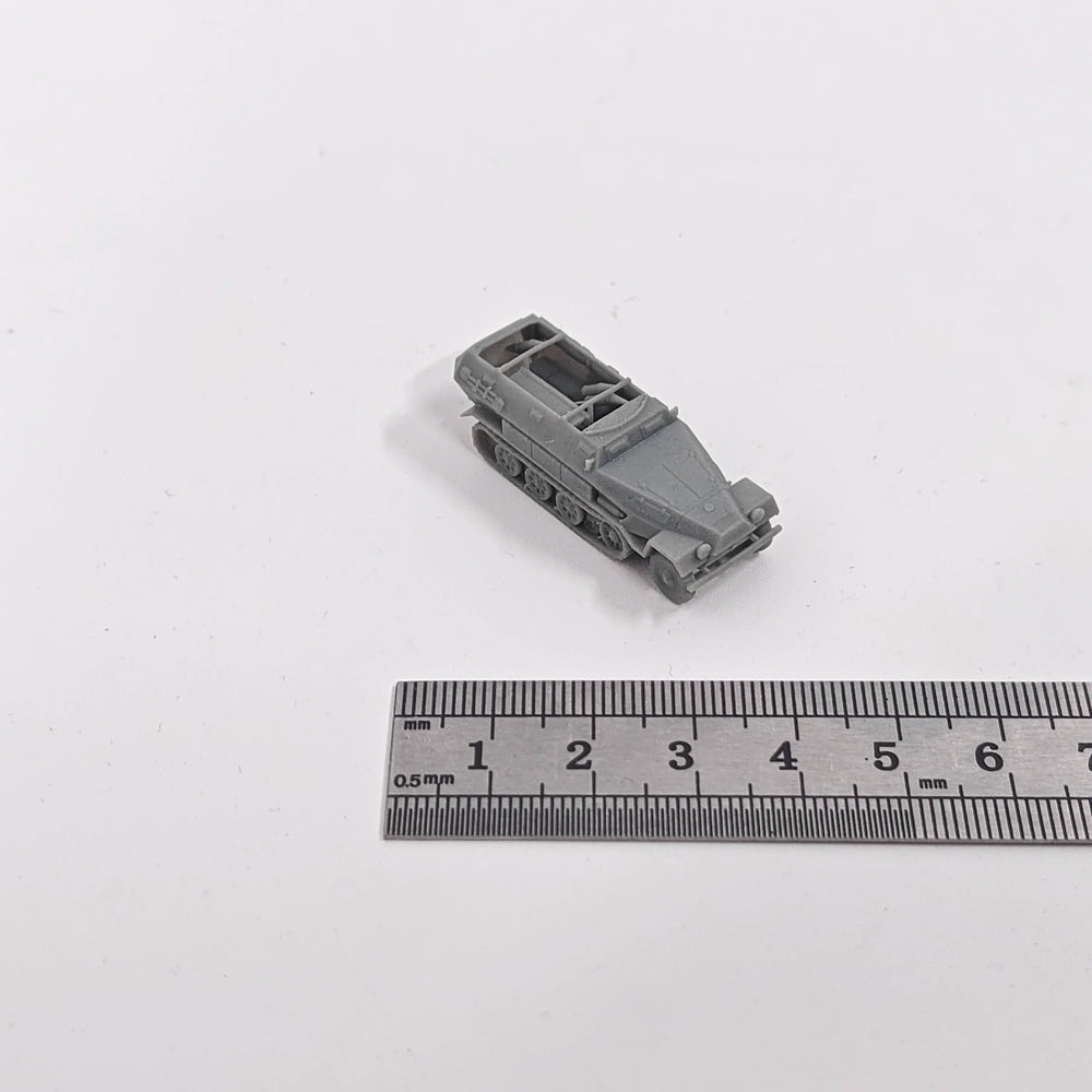1/144 WWII German SdKfz.251/8 Krankenpanzerwagen, Resin Model Vehicle Kit, Unassembled and Unpainted
