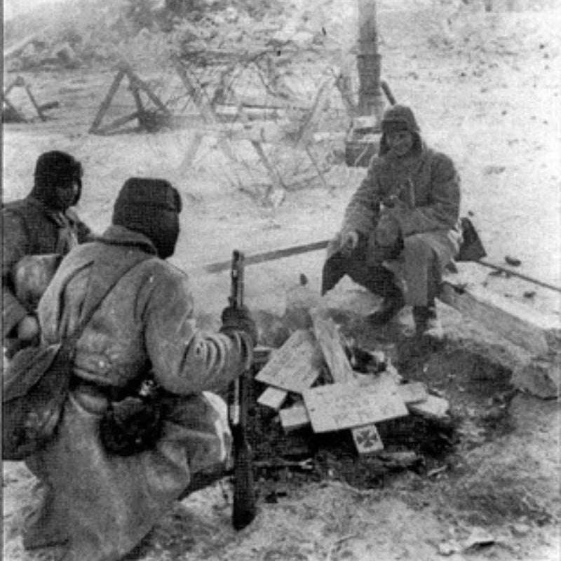 1/35 WWII Soviet Soldier in Ushanka Seated on Crate, Resin Model Figure Kit, Unassembled and Unpainted