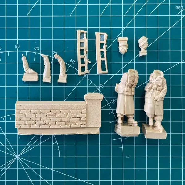 1/35 WWII German Infantry Assaulting Ruins, 2 Figures, Resin Model Figure Kit, Unassembled and Unpainted