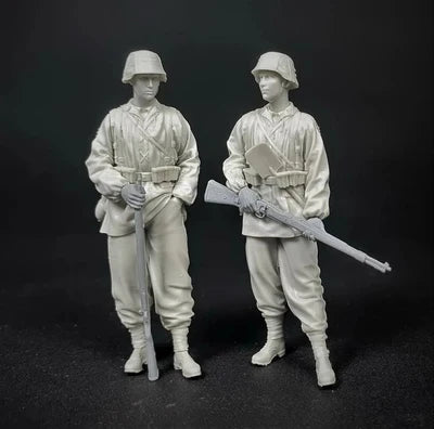 1/35 Military Soldiers, 2 Figures, Resin Model Figure Kit, Military Theme, Unassembled and Unpainted