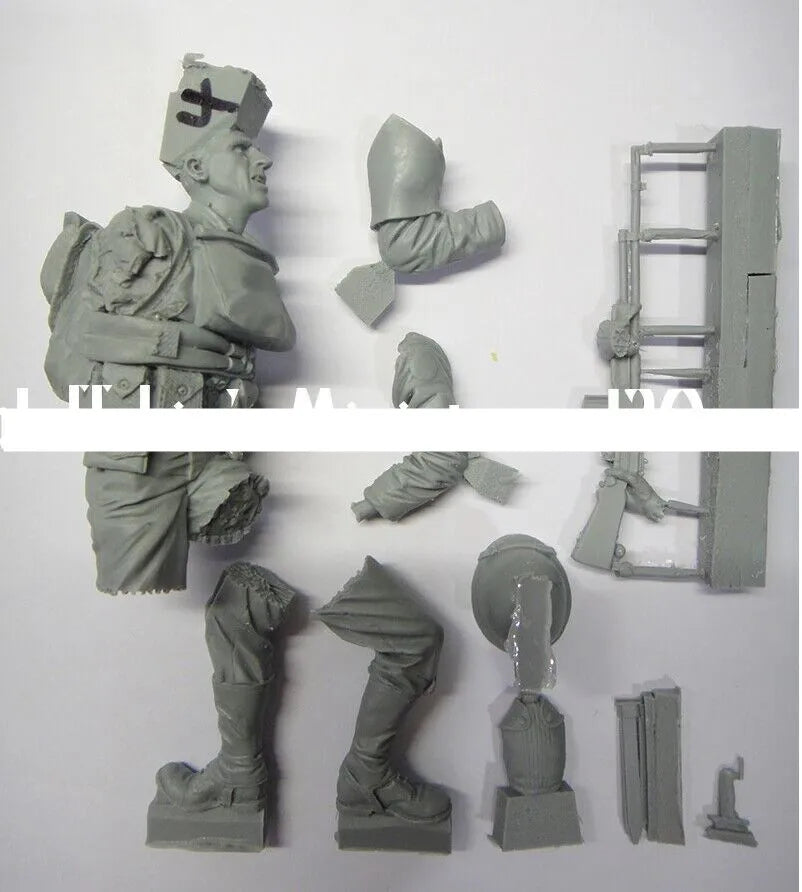 1/16 WWI British Infantryman Advancing with Fixed Bayonet, Resin Model Figure Kit, Unassembled and Unpainted