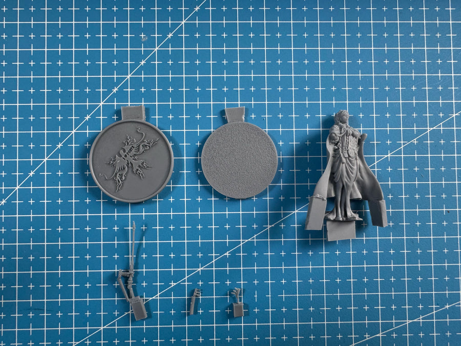 40Mm Cast Resin Model Assembly Kit, GK, Female King, Unpainted, Needs to Be Assembled