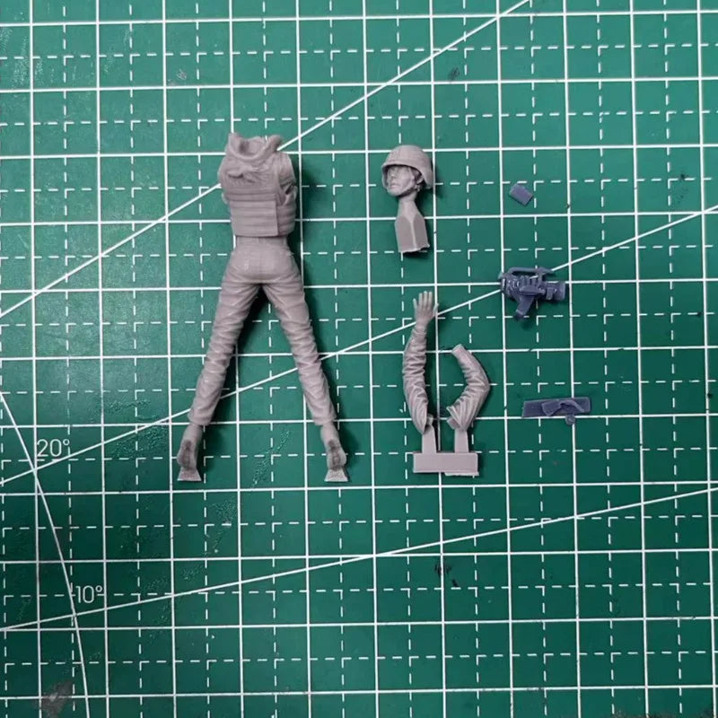 1/35 Modern Female War Photojournalist Diving, Resin Model Figure Kit, Unassembled and Unpainted