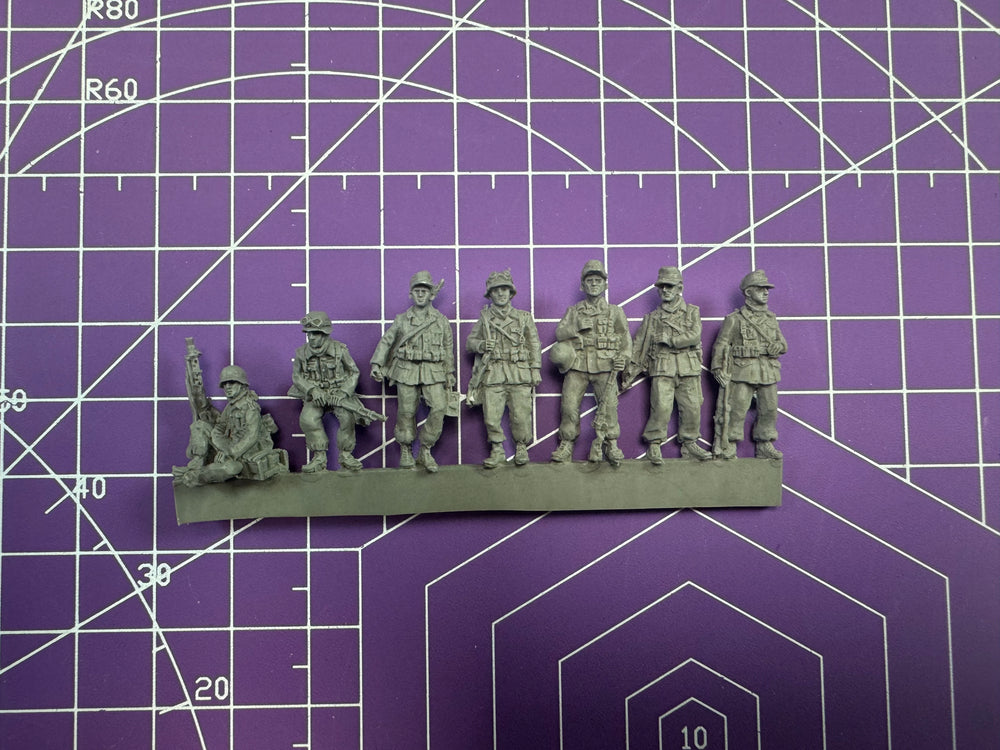 1/72 WWII German Infantry Squad Attacking, 9 Figures, Resin Model Figure Kit, Unassembled and Unpainted