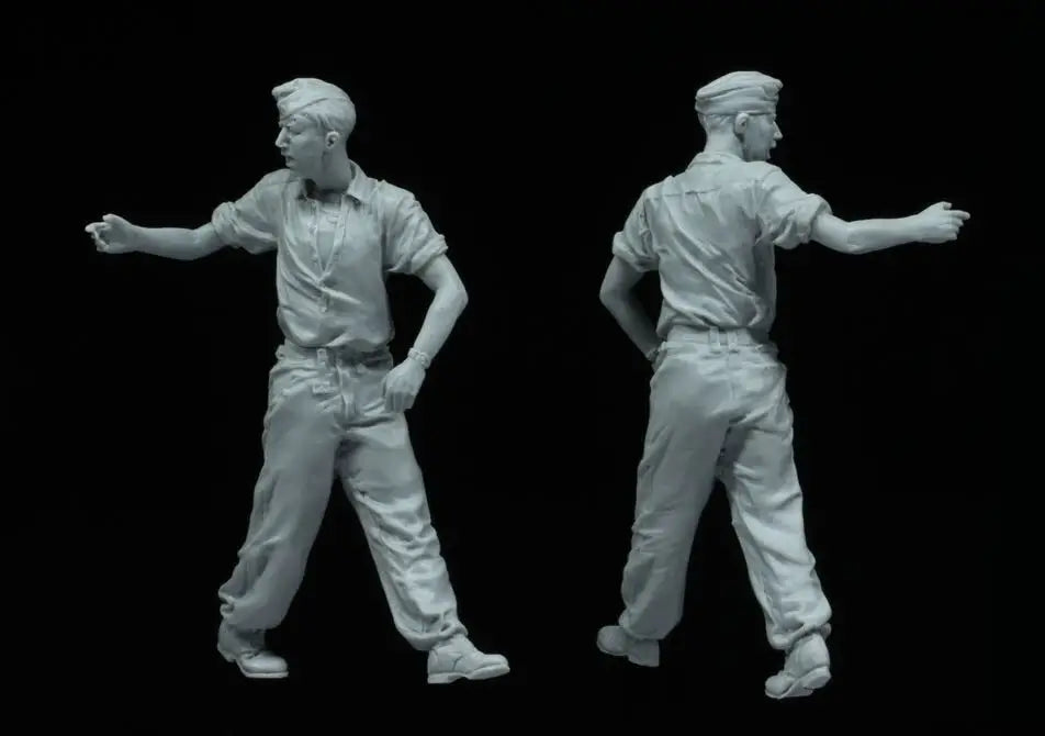 1/35 WWII German Soldier in Work Shirt Gesturing, Resin Model Figure Kit, Unassembled and Unpainted