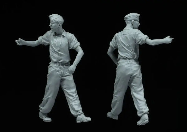 1/35 WWII German Soldier in Work Shirt Gesturing, Resin Model Figure Kit, Unassembled and Unpainted