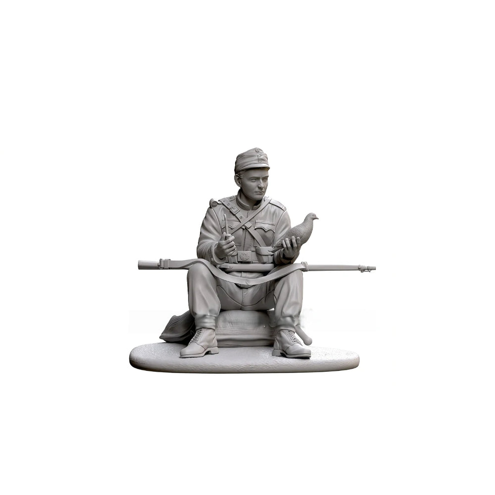75mm WWII Infantry Messenger with Dove, 2 Figures, Resin Model Figure Kit, Unassembled and Unpainted